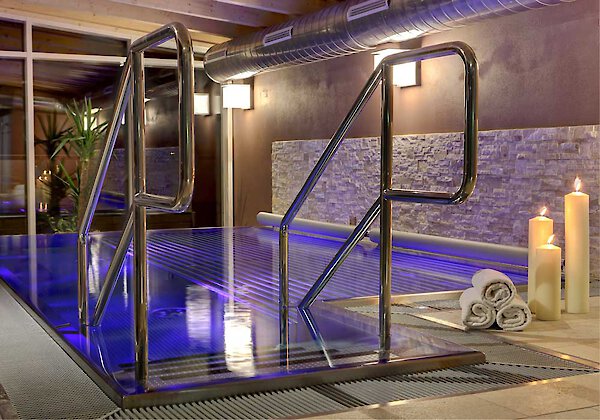 Panorama Warmsprudelbecken im 4-Sterne-WellnesshoteHofbräuhaus in Bayern